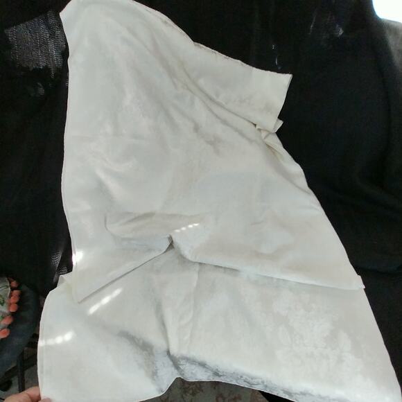 VINTAGE IVORY DAMASK FLORAL PATTERNED FULL SIZE TABLECLOTH, SATINY GORGEOUS! - Picture 7 of 12